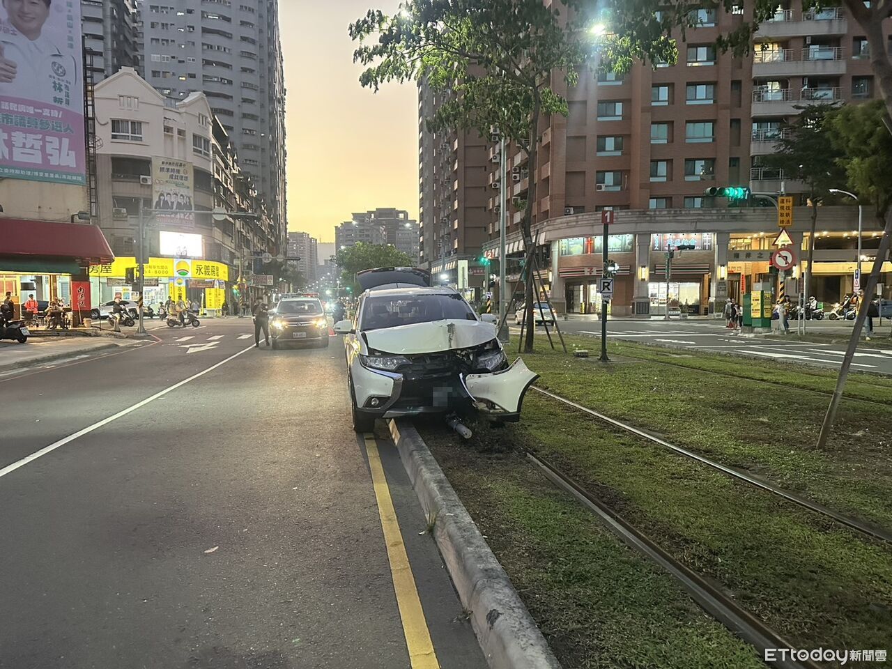 高雄驚險車禍！　男子突頭暈「自撞輕軌」號誌桿