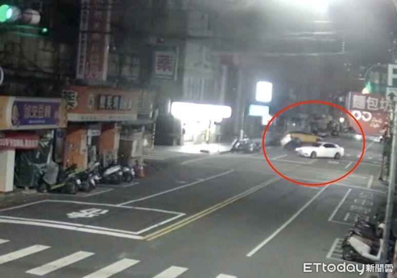 新北婦開賓士出巷口 小黃急左切還是遭撞翻!驚險畫面曝