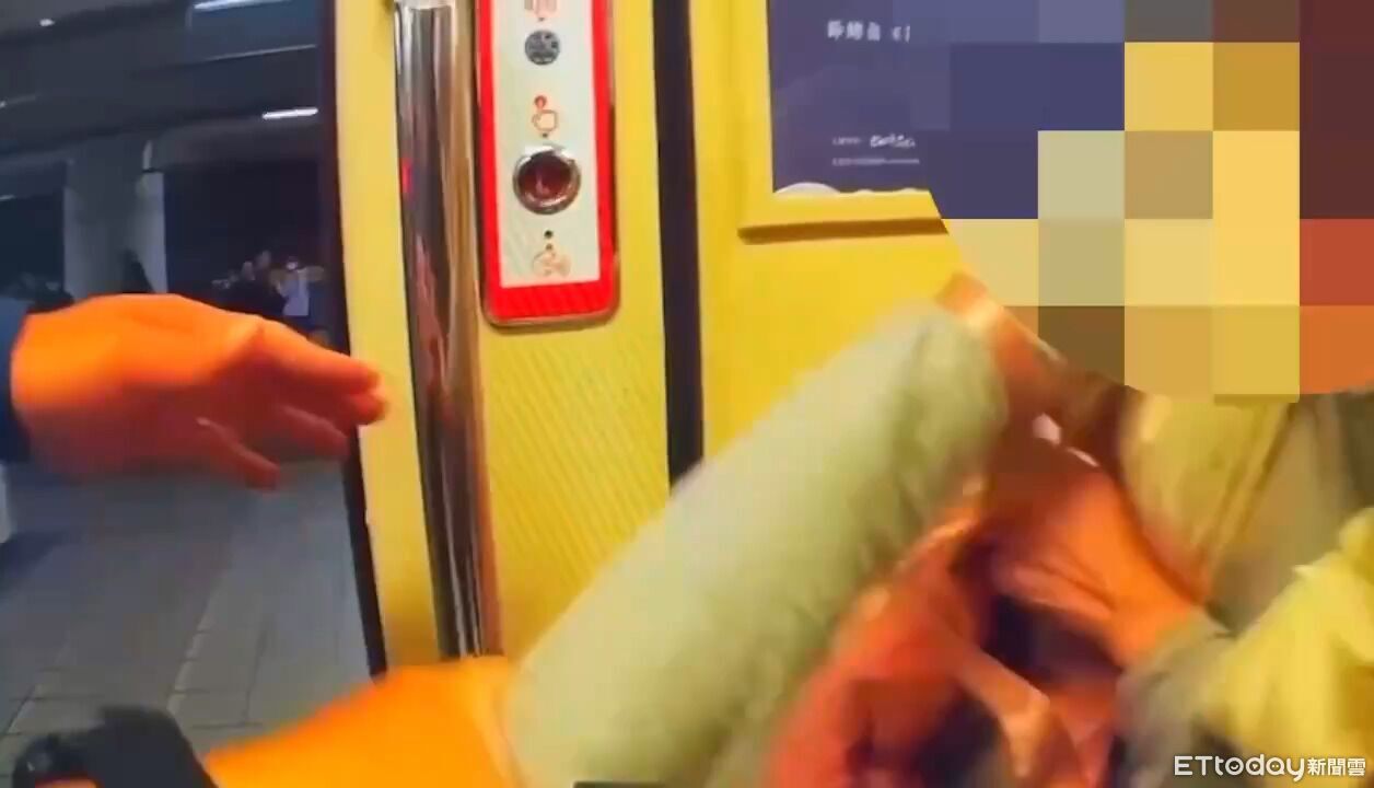 搭北捷腳被踩!女不滿爆口角「車廂內亮刀」 乘客嚇壞急退