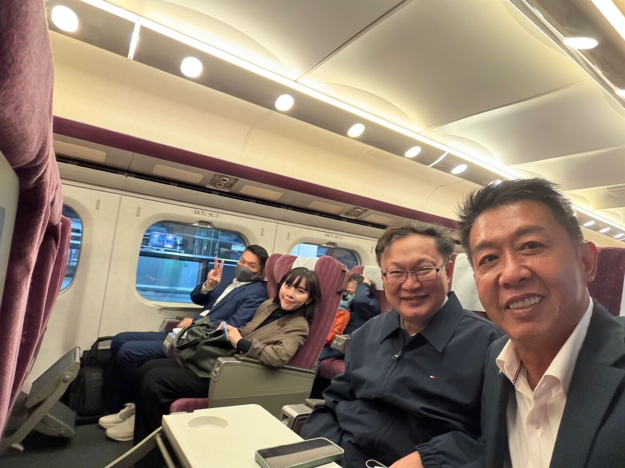 網酸「綠委商務艙vs黃國昌自由座罰站」　前立委打臉曝原因：忘記買票