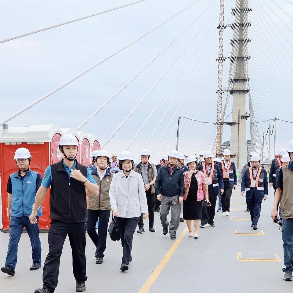 蔡英文、蘇貞昌一起參觀淡江大橋　「中央地方攜手團結合作典範」