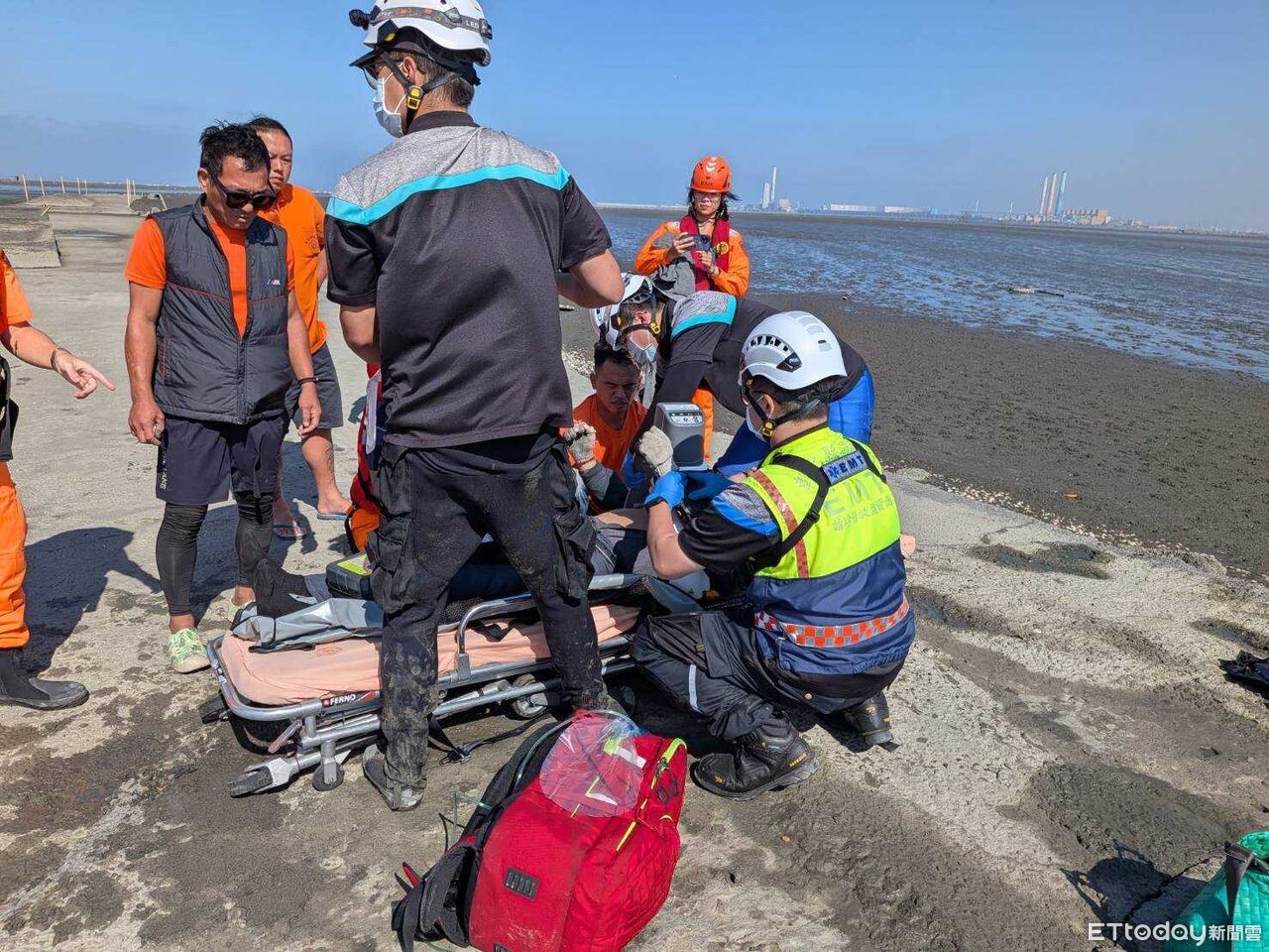 彰化伸港鄉2釣客落海！1人救起命危送醫　1人待直升機吊掛救援