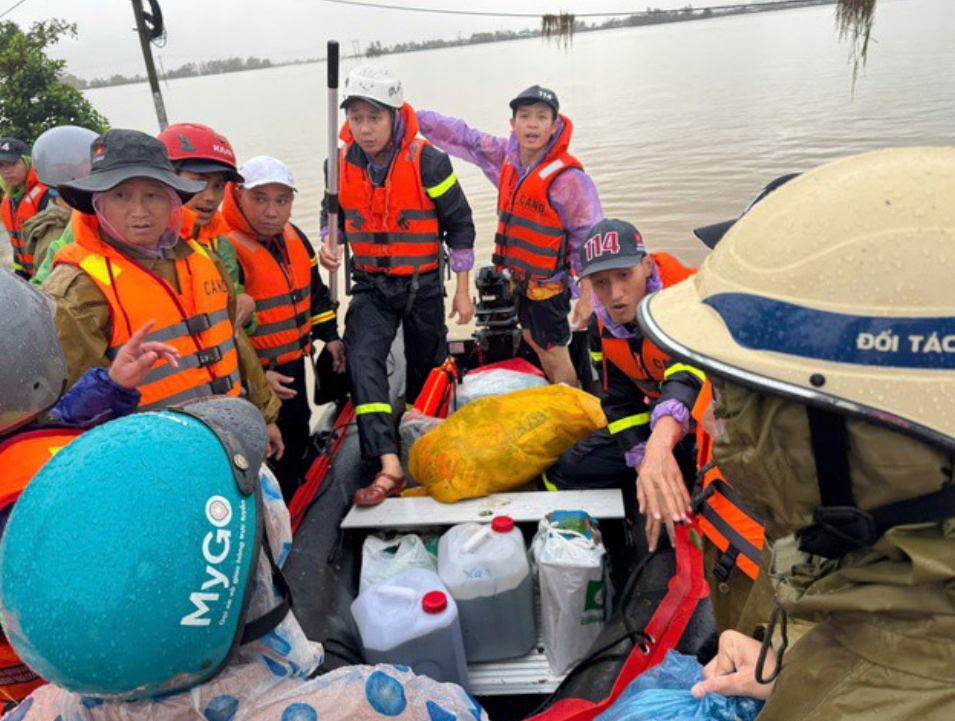 ▲▼越南世紀洪災90死12失蹤！「323萬牲畜」活活淹死　18萬棟房屋被淹。（圖／翻攝自越南勞動報B&aacute;o Người Lao Động）