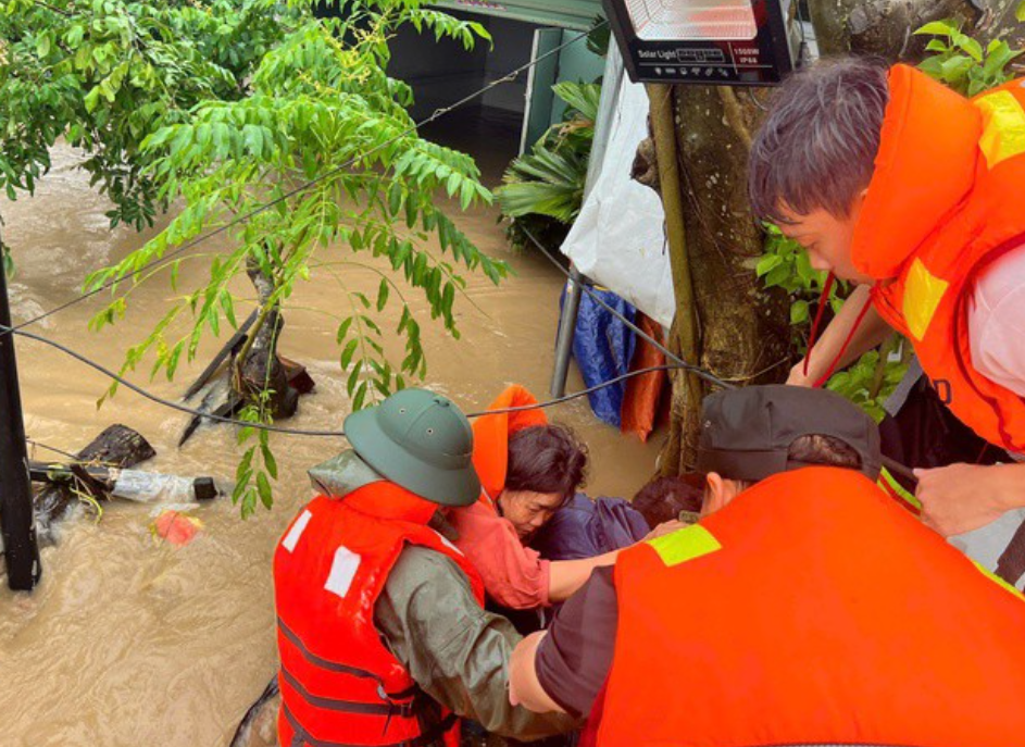 ▲▼越南世紀洪災90死12失蹤！「323萬牲畜」活活淹死　18萬棟房屋被淹。（圖／翻攝自越南勞動報B&aacute;o Người Lao Động）