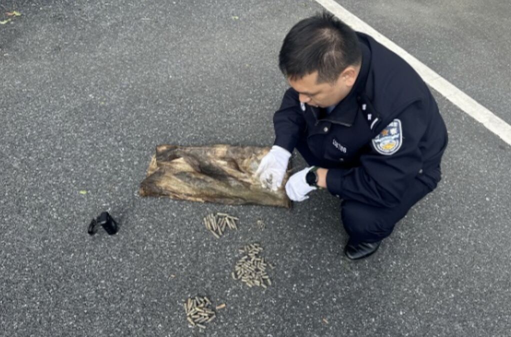 ▲江西民眾垂釣拉起108發子彈，還以為是大魚。（圖／翻攝極目新聞）