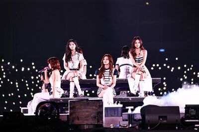 直擊/TWICE第二天5萬人嗨爆!娜璉抓包點名「子瑜爸爸」還坐著 全場笑翻