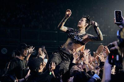 Marz23攻蛋脫了洩粗肌! 大玩「人體衝浪」全場嗨瘋