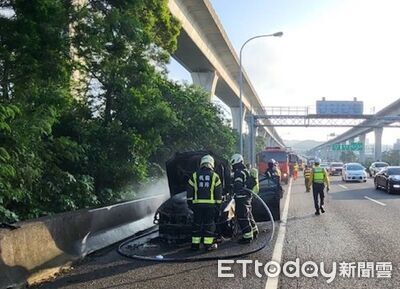 國道1號火燒10年老車 駕駛逃生車頭已全毀