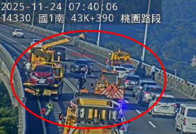 快訊/國1高架又追撞! 塞爆快改道