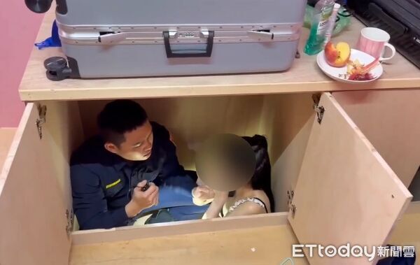 ▲▼警方從密室中揪出越南女子。（圖／桃園警分局提供）