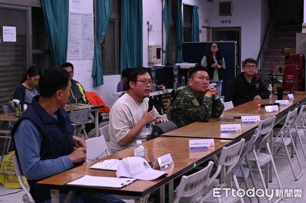 ▲▼花蓮縣政府於萬榮前進指揮所召開鳳凰颱風災後復原會議，由代理秘書長饒忠主持。（圖／花蓮縣政府提供，下同）