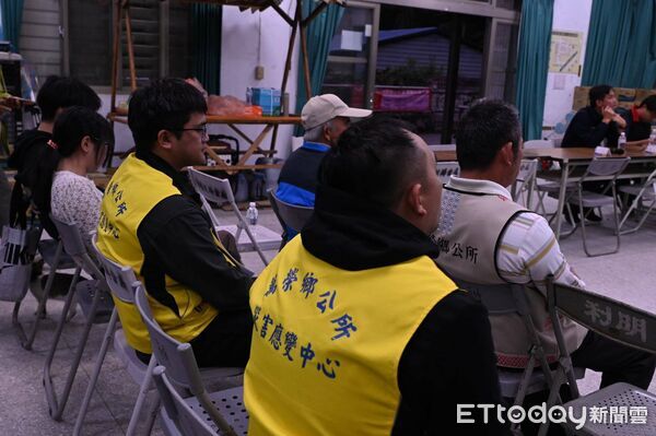 ▲▼花蓮縣政府於萬榮前進指揮所召開鳳凰颱風災後復原會議，由代理秘書長饒忠主持。（圖／花蓮縣政府提供，下同）