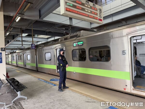 ▲台鐵1108車次區間車23日發現遭歹徒入侵噴漆塗鴉整個車廂（圖/記者張君豪翻攝）