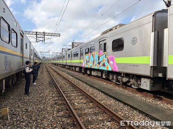 ▲台鐵1108車次區間車23日發現遭歹徒入侵噴漆塗鴉整個車廂（圖/記者張君豪翻攝）