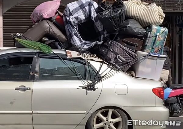 ▲後輪避震器已經被貨物壓壞了，還在大街小巷跑。（圖／記者楊熾興翻攝）