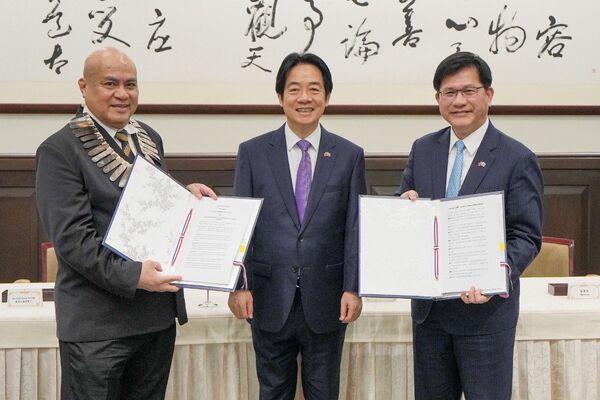 ▲▼總統賴清德（左二）見證吐瓦魯國總理戴斐立（Feleti Teo，左一）與外交部長林佳龍（右一）簽署「台吐團結共榮條約」。（圖／外交部提供）