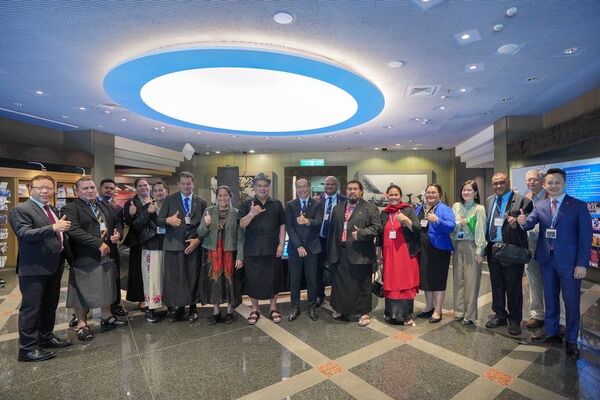 ▲▼吐瓦魯國總理戴斐立（Feleti Teo）伉儷（左八、左七）訪團參訪順益臺灣原住民博物館。（圖／外交部提供）