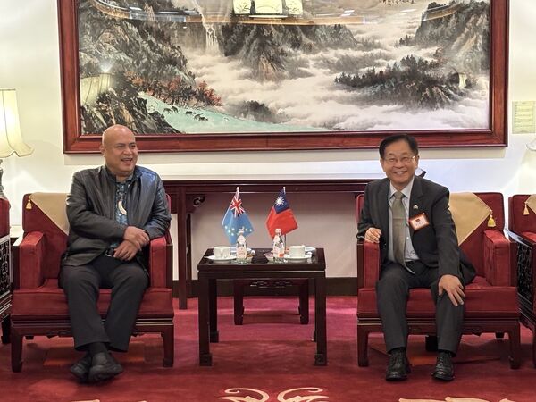 ▲▼外交部常務次長葛葆萱（右）代表我國政府歡送吐瓦魯國總理戴斐立（Feleti Teo，左）。（圖／外交部提供）