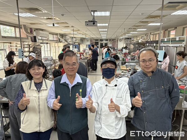 ▲勞工學苑於曾文園區開設聖誕樹幹蛋糕課程，學員專注操作、現場香氣四溢。（記者林東良翻攝，下同）