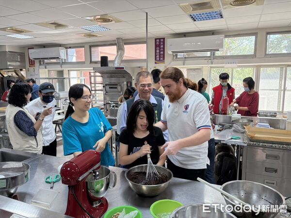 ▲勞工學苑於曾文園區開設聖誕樹幹蛋糕課程，學員專注操作、現場香氣四溢。（記者林東良翻攝，下同）