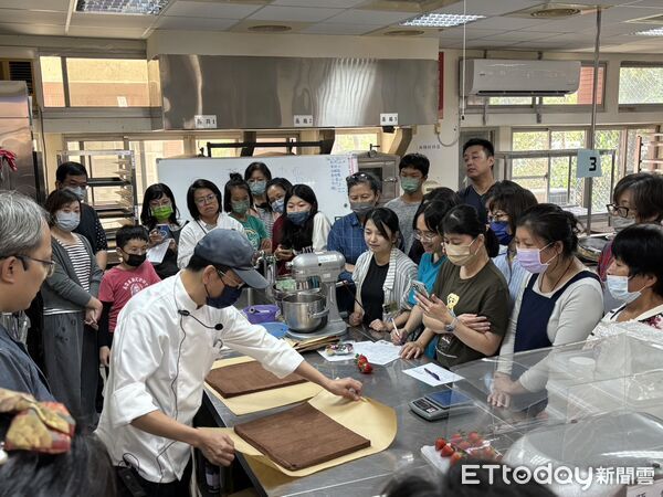 ▲勞工學苑於曾文園區開設聖誕樹幹蛋糕課程，學員專注操作、現場香氣四溢。（記者林東良翻攝，下同）