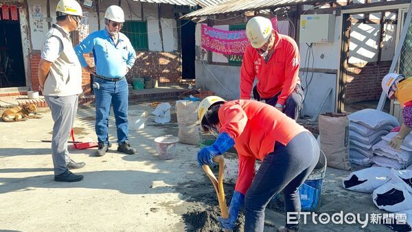 ▲台南做工行善團接力修繕弱勢家庭，讓寒冬不再冰冷。（圖／記者林東良翻攝，下同）