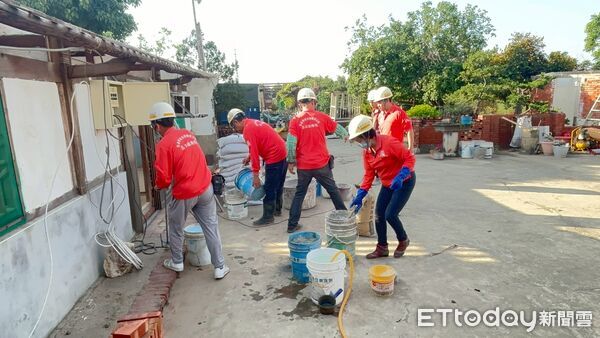 ▲台南做工行善團接力修繕弱勢家庭，讓寒冬不再冰冷。（圖／記者林東良翻攝，下同）