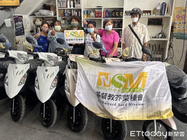 ▲▼芥菜種會單車隊自北部啟程，載著聖誕禮物抵達馬太鞍長老教會。（圖／芥菜種會提供，下同）