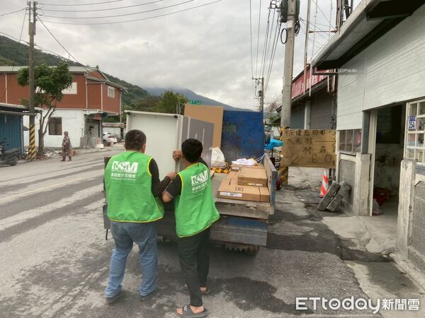 ▲▼芥菜種會單車隊自北部啟程，載著聖誕禮物抵達馬太鞍長老教會。（圖／芥菜種會提供，下同）
