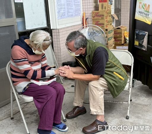 ▲▼芥菜種會單車隊自北部啟程，載著聖誕禮物抵達馬太鞍長老教會。（圖／芥菜種會提供，下同）