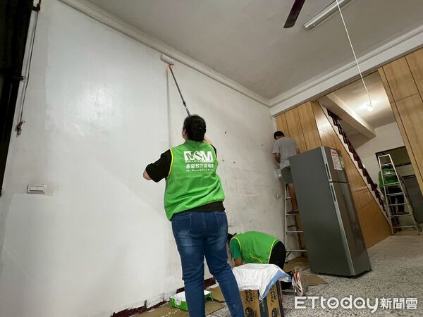 ▲▼芥菜種會單車隊自北部啟程，載著聖誕禮物抵達馬太鞍長老教會。（圖／芥菜種會提供，下同）