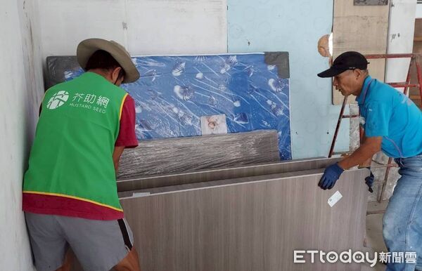 ▲▼芥菜種會單車隊自北部啟程，載著聖誕禮物抵達馬太鞍長老教會。（圖／芥菜種會提供，下同）