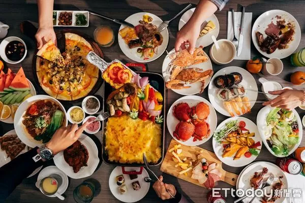 ▲凱撒集團北部3家飯店自助餐「平日用餐買一送一」。（圖／記者黃士原攝）