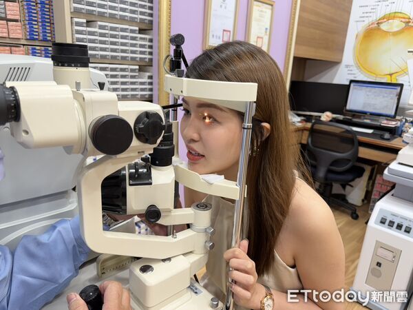 ▲江小姐騎車遭到蜜蜂叮眼。（圖／記者許宥孺攝）