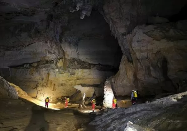 ▲▼「世界第一長洞」打卡迷路　陸男失聯6天靠喝地下水生還。（圖／翻攝極目新聞）