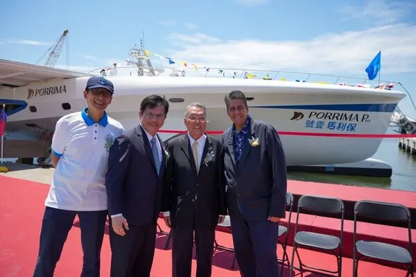 ▲▼外交部長林佳龍今年5月與帛琉總統惠恕仁（Surangel Whipps Jr.）、宏碁集團創辦人施振榮共同出席保利馬壹號下水典禮。（圖／翻攝自Facebook／林佳龍）