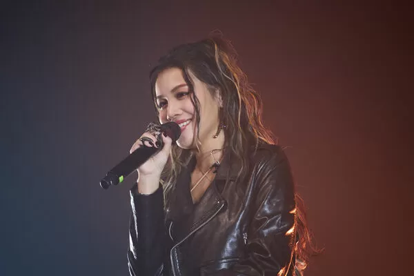 ▲▼ 阿布絲火辣開唱。（圖／華納音樂提供）