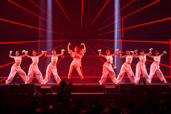 ▲▼ 孫淑媚與好友丁寧和鍾欣凌組團大唱〈Golden〉。（圖／華貴娛樂提供）