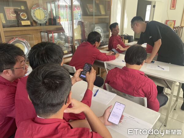 ▲南消第三大隊攜手西港數位機會中心，替義消與婦宣人員開辦 AI &times; 短影音課程。（記者林東良翻攝，下同）