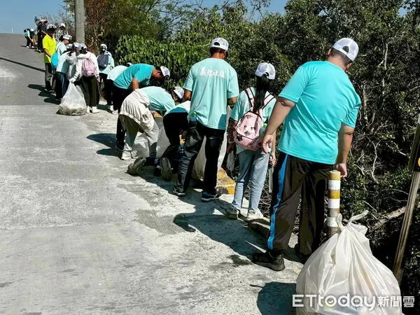 ▲義竹國中義起社服走入學甲濕地，與海巡署及社區攜手展開淨灘行動。 （記者林東良翻攝，下同）