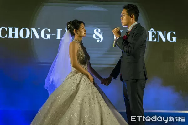 ▲台南市議員李宗霖與律師陳嘉伶完成終身大事，婚宴席開百桌，現場星光熠熠祝福新人。（記者林東良翻攝，下同）