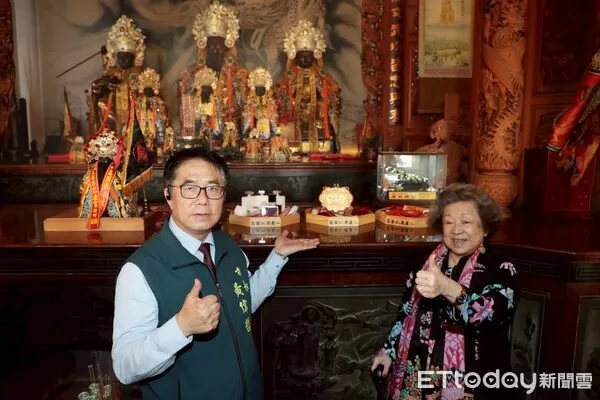 ▲黃偉哲市長於北門迎接黑面三媽聖駕，祈願災後復原順利。（記者林東良翻攝，下同）