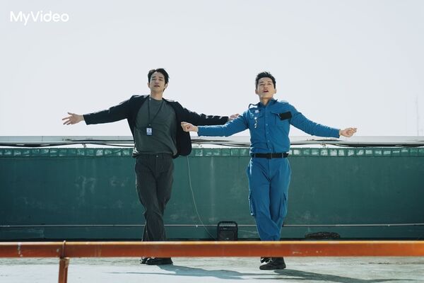 ▲《監所男子囚生記》劉以豪（左）電眼讓陳澤耀（右）招架不住。（圖／愛奇藝國際版、壹壹影業提供）