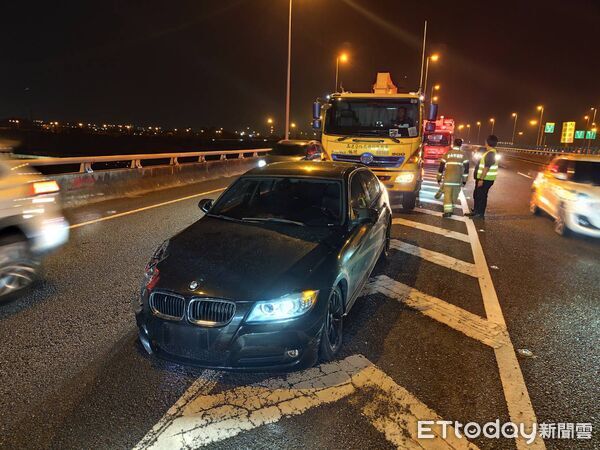 ▲▼國道8號晚間發生車禍。（圖／記者林東良翻攝）