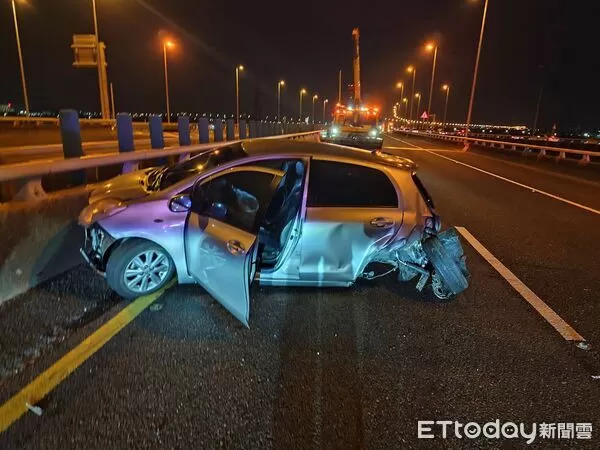 ▲▼國道8號晚間發生車禍。（圖／記者林東良翻攝）
