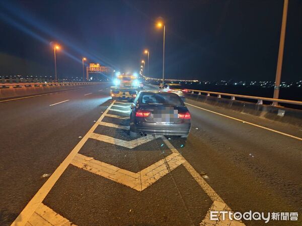 ▲▼國道8號晚間發生車禍。（圖／記者林東良翻攝）