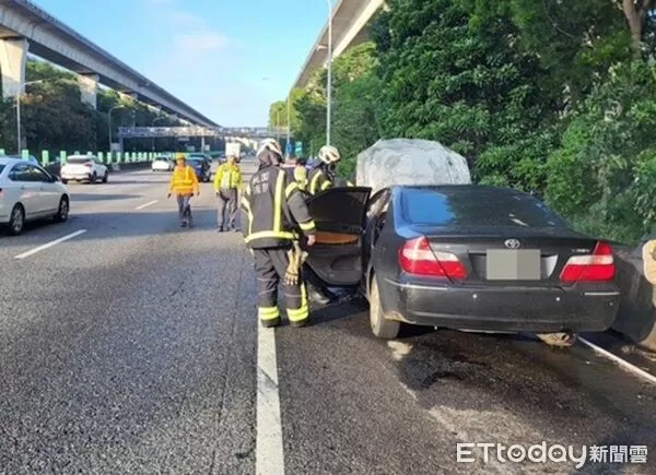 ▲林姓男子駕駛車齡10年以上小客車發現車輛有異狀，趕緊停靠路肩，車輛隨後就起火燃燒。（圖／國道警方提供）