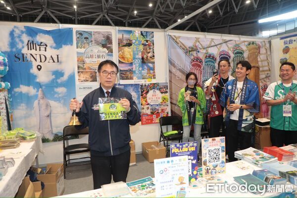 ▲日本仙台市長郡和子首次以市長身分訪台南，拜會黃偉哲市長，雙方互贈紀念與致謝。（記者林東良翻攝，下同）