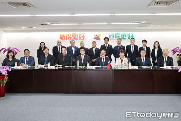 ▲日本仙台市長郡和子首次以市長身分訪台南，拜會黃偉哲市長，雙方互贈紀念與致謝。（記者林東良翻攝，下同）