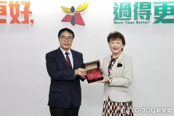 ▲日本仙台市長郡和子首次以市長身分訪台南，拜會黃偉哲市長，雙方互贈紀念與致謝。（記者林東良翻攝，下同）